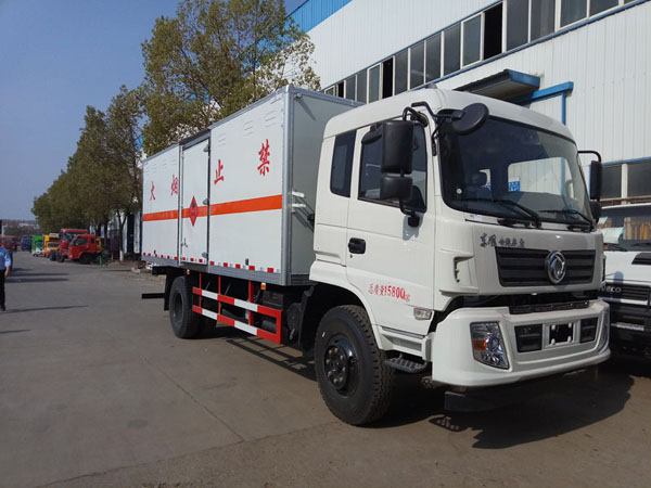 东风6.1米(9吨)液体厢式车