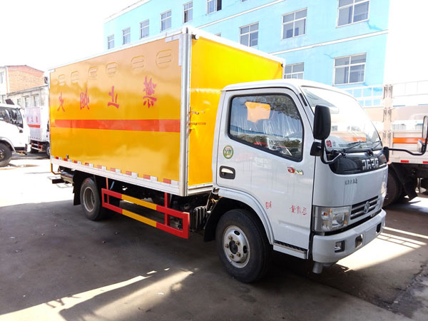 多利卡4.1米(3.4吨)液体厢式车
