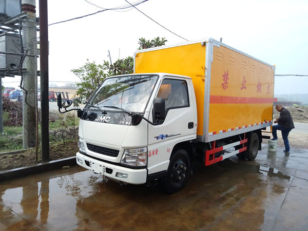 江铃4.2米(2.6吨)液体厢式车