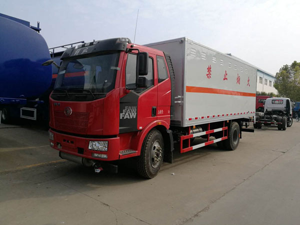 解放6.2米(10.4吨)杂项危险品厢式车