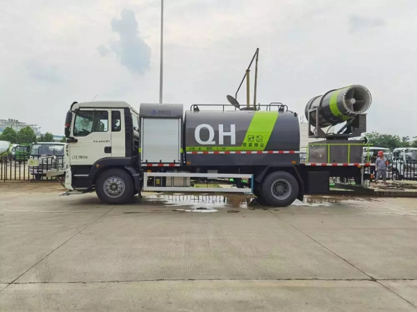 重汽豪沃10方多功能抑尘车