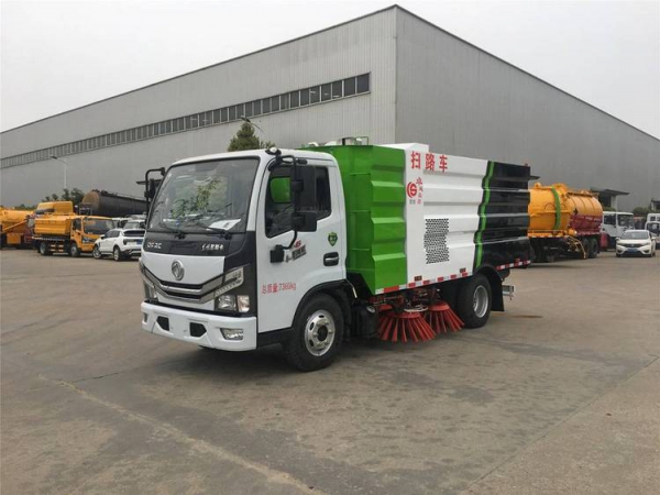 东风小多利卡5方吸尘车
