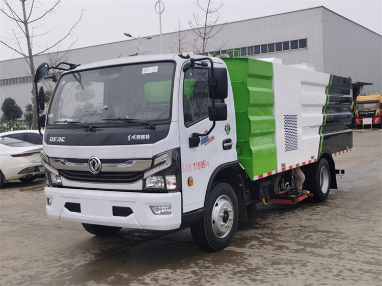 东风大多利卡8方吸尘车