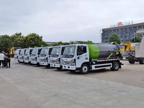 东风小多利卡5方吸污车