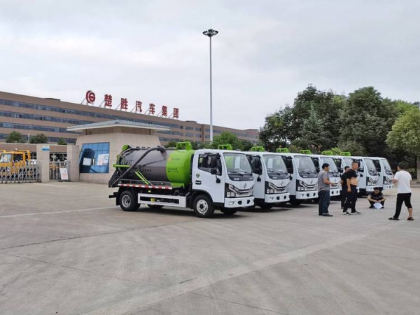 东风小多利卡5方吸污车