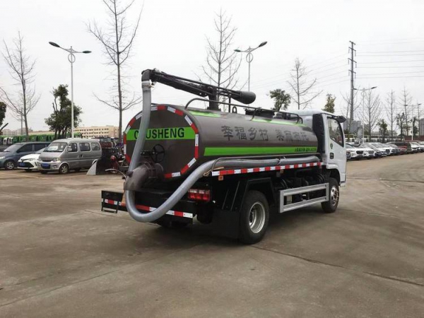 东风小多利卡5方吸粪车