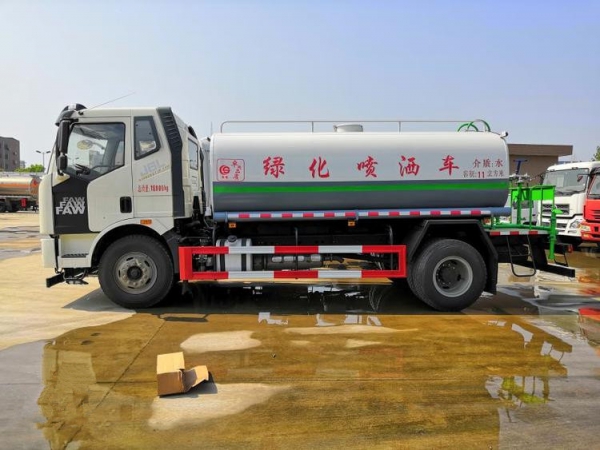 国六解放J6L洒水车