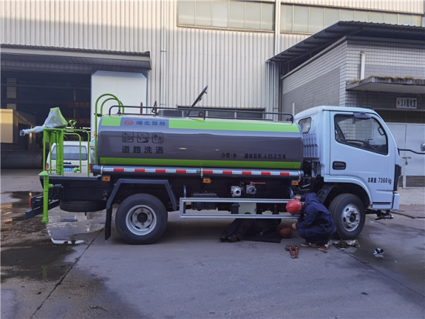 新款东风多利卡5方洒水车