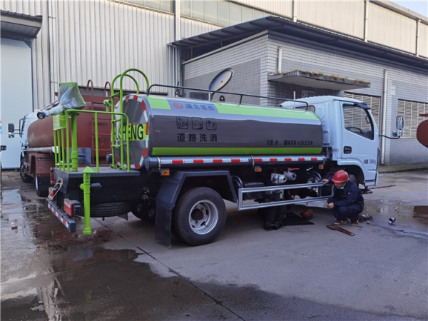 新款东风多利卡5方洒水车