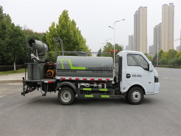 东风途逸2.5方小型雾炮洒水车