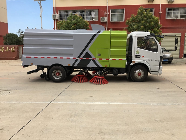 国六东风大多利卡扫路车