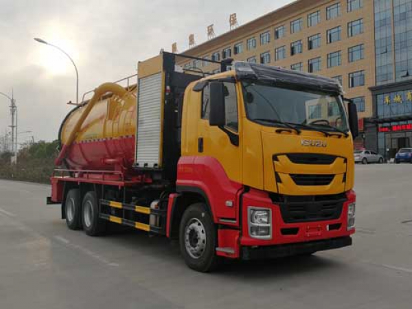 国六五十铃后八轮清洗吸污车