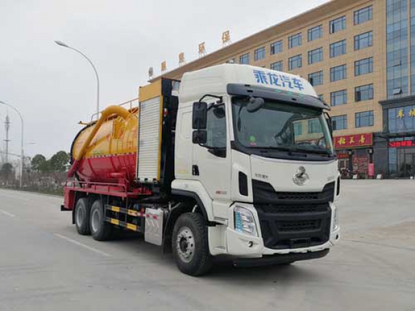 国六柳汽乘龙后八轮清洗吸污车